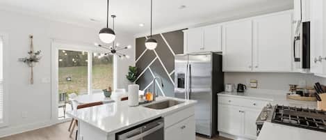 Køleskab, mikrobølgeovn, ovn, kogeplade