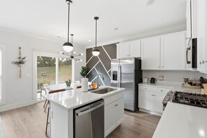 Fridge, microwave, oven, stovetop - Band New Luxury Stay, 3 min to Downtown Sleeps 10 (Spartanburg)