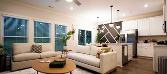 Band New Luxury Stay, 3 min to Downtown Sleeps 10