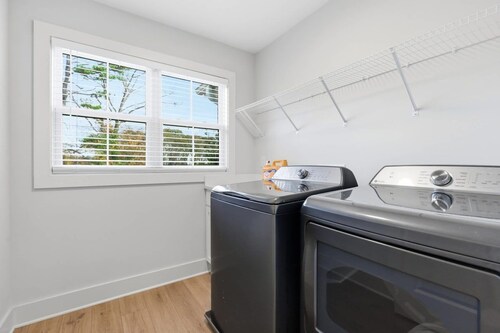 Carolina Modern| Luxe 3BR | Sleeps 10 | 2 Min DT
