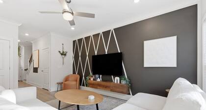 Carolina Modern| Luxe 3BR | Sleeps 10 | 2 Min DT