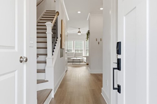 Carolina Modern| Luxe 3BR | Sleeps 10 | 2 Min DT