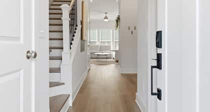 Carolina Modern| Luxe 3BR | Sleeps 10 | 2 Min DT