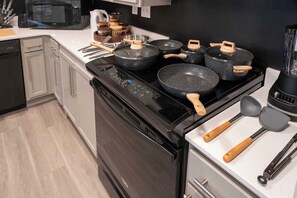 Refrigerador, microondas, horno y parrilla de estufa 