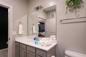 Shower - Luxe Modern Loft, Great for Long Stays W/King Beds (Spartanburg)