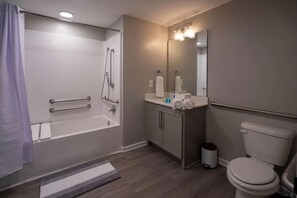 Shower - Luxe Modern Loft, Great for Long Stays W/King Beds (Spartanburg)