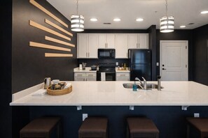 Kylskåp, mikrovågsugn, ugn och spishäll