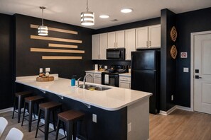 Frigorifero, microonde, forno, piano cottura