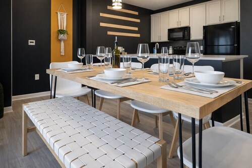 Amazing location, 2 King beds, Modern loft