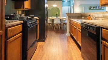 Een koelkast, een magnetron, een oven, een kookplaat