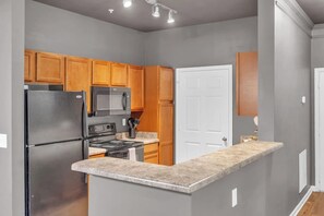 Kylskåp, mikrovågsugn, ugn och spishäll