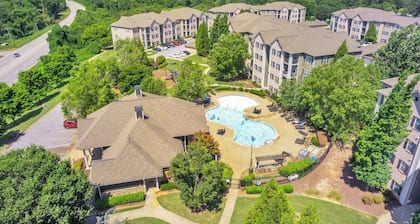 Pool, Gym & Central Location! 2- King Beds