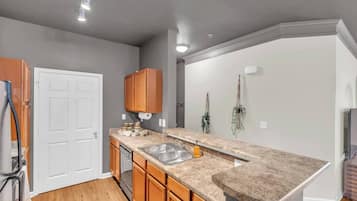 Een koelkast, een microgolfoven, een oven, een kookplaat