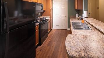 Een koelkast, een microgolfoven, een oven, een kookplaat