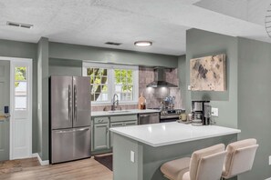 冰箱、微波炉、烤箱、炉灶