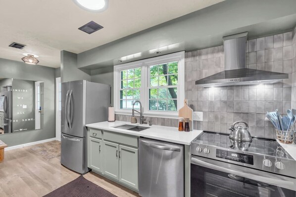 Kjøleskap, mikrobølgeovn, ovn og kokeplater