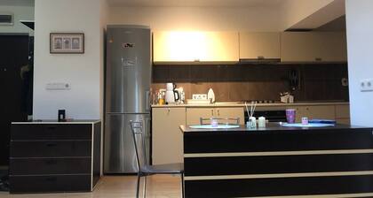 Cozy Central Apartment with Balcony in Reșița – Near Nature Trails & City Center