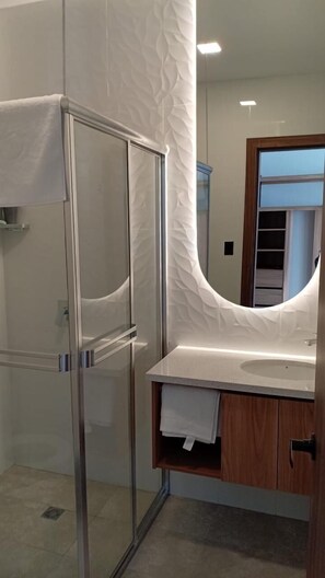 Ducha, artículos de tocador gratuitos, secador de pelo, toallas