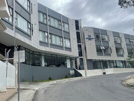 Un edificio moderno con un cartel que dice "Universario Hotel".