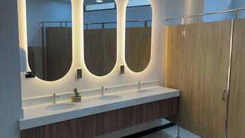 Een douche, gratis toiletartikelen, een haardroger, handdoeken