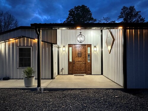 Rippling Waters! 3 BD 2.5 BA Riverfront Home, 8 min. from airport.  Sleeps 11.