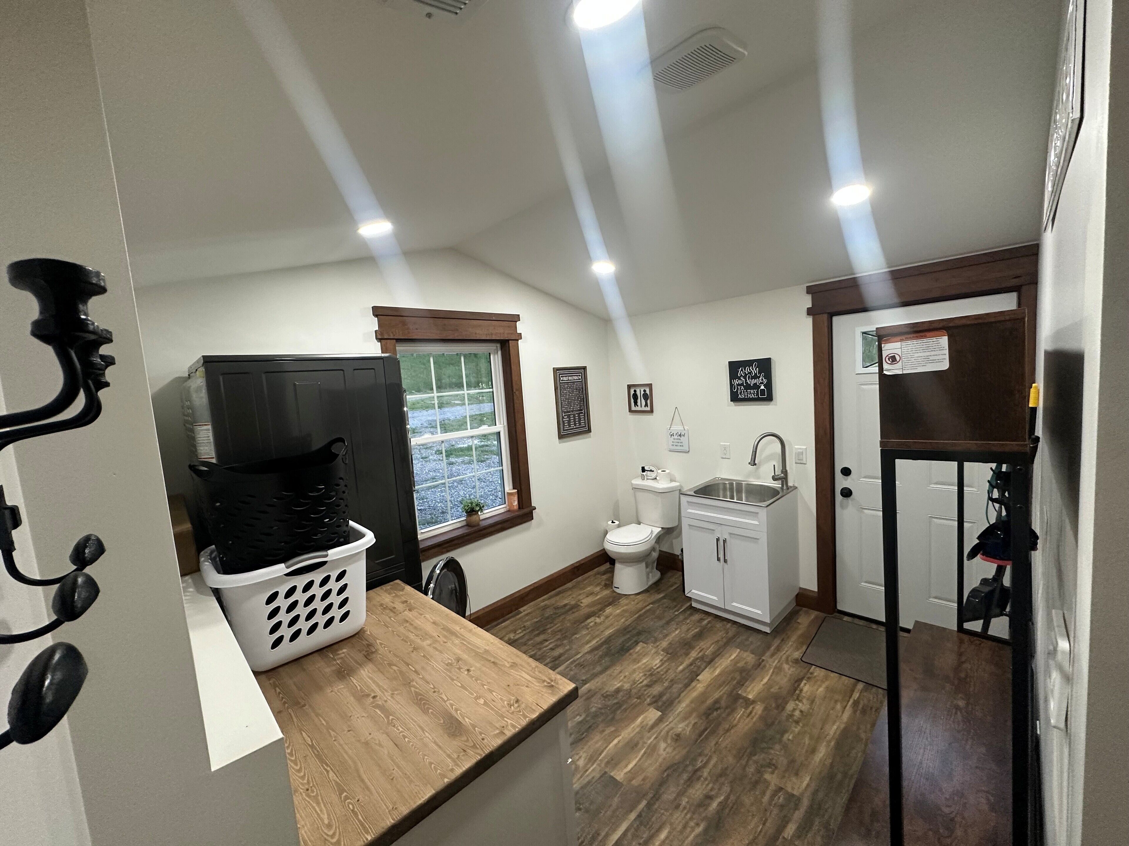 Rippling Waters! 3 BD 2.5 BA Riverfront Home, 8 min. from airport