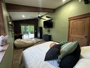 3 bedrooms, desk, travel cot, free WiFi