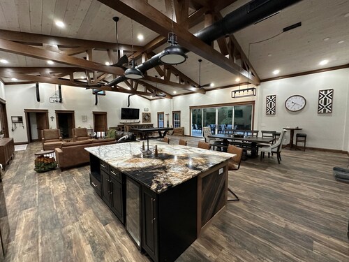 Rippling Waters! 3 BD 2.5 BA Riverfront Home, 8 min. from airport.  Sleeps 11.