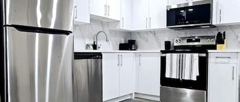 Refrigerador, microondas, horno y parrilla de estufa