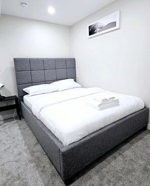 2 makuuhuonetta, työpöytä, silitysrauta/-lauta, vauvan matkasänky