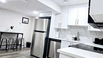 Réfrigérateur, micro-ondes, four, plaque de cuisson