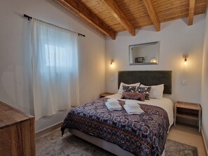 2 bedrooms, desk, iron/ironing board, WiFi