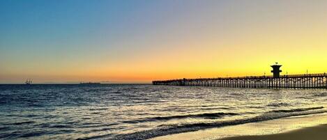 بالقرب من الشاطئ، كراسي للتشمس، مناشف للشاطئ