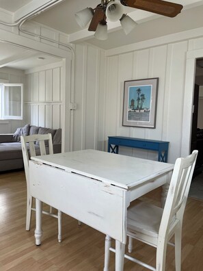 Dining - Charming Beach Bungalow, 100 yards from the beach (Seal Beach)