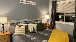 2 bedrooms, desk, WiFi, bed sheets