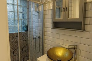 Chuveiro, secador de cabelo, toalhas de banho, sabonete