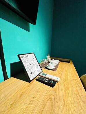 Escritorio, espacio para trabajar con laptop y wifi gratis 
