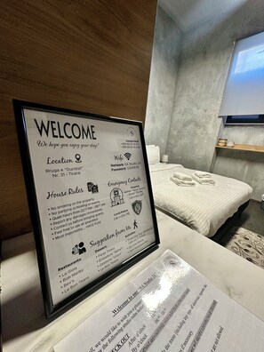 Escritorio, espacio para trabajar con laptop y wifi gratis 