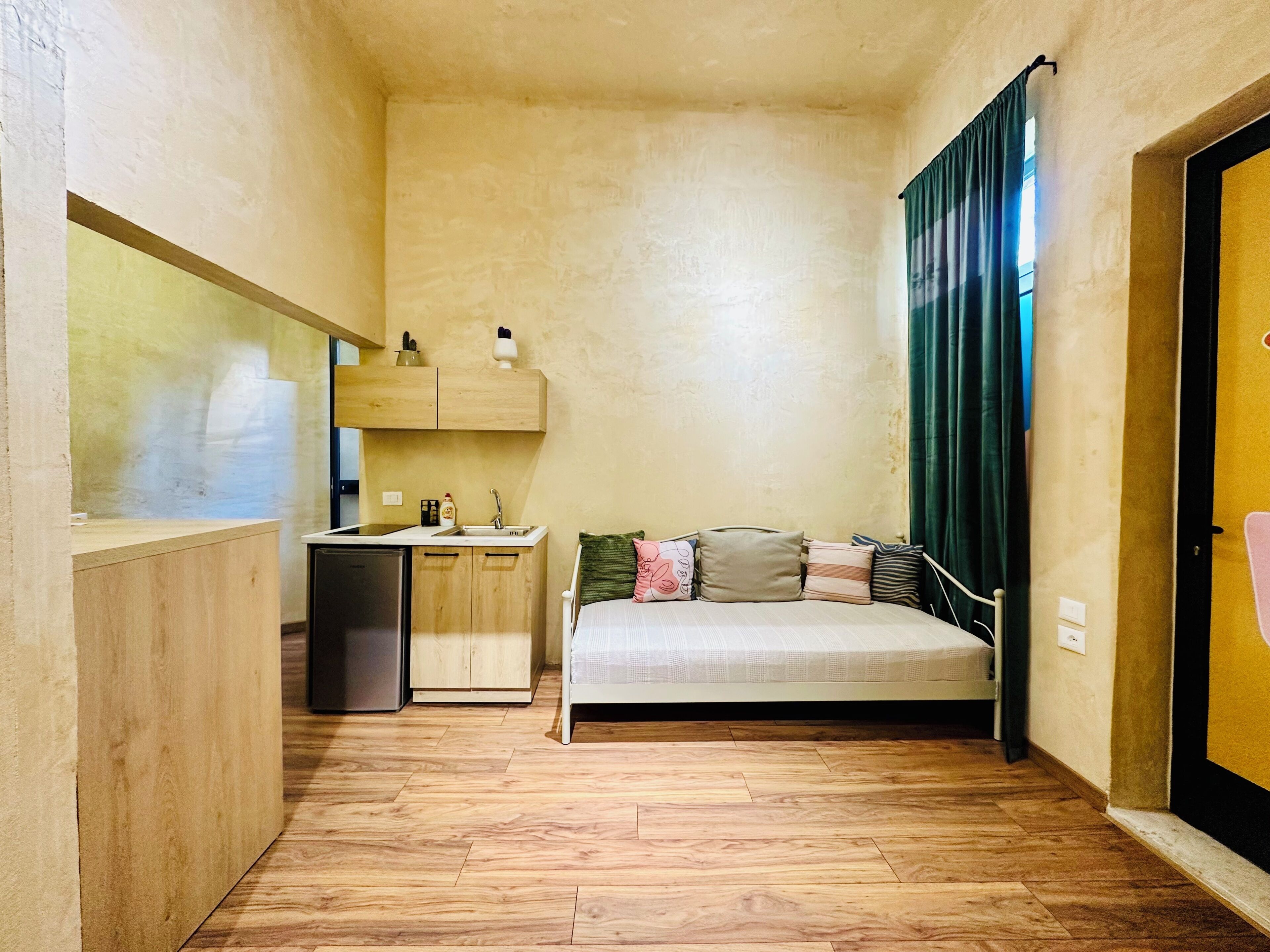 Desk, laptop workspace, free WiFi