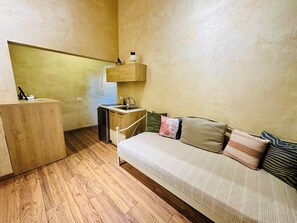 Desk, laptop workspace, free WiFi - SA Studio 24 (Tirana)