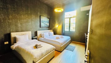 Desk, laptop workspace, free WiFi