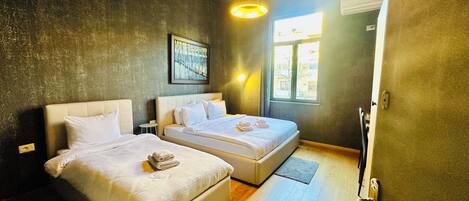 Skrivbord, arbetsyta för laptop och gratis wi-fi