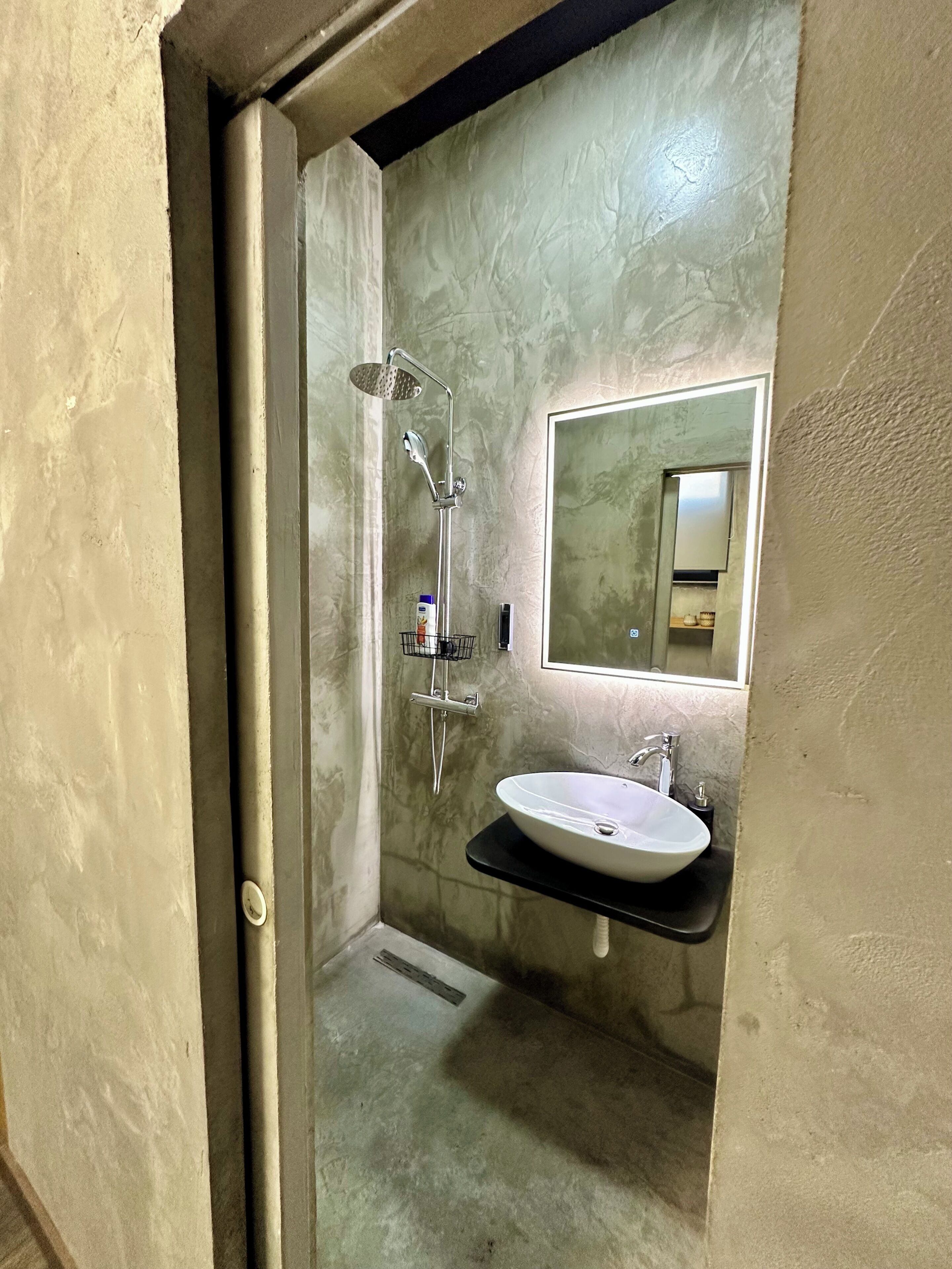 Shower, free toiletries, hair dryer, slippers