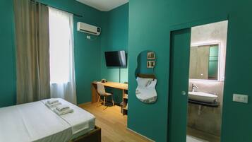 Desk, laptop workspace, free WiFi