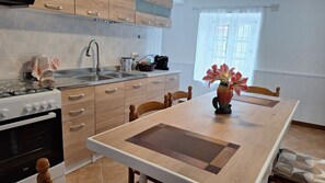Fridge, oven, stovetop, coffee/tea maker