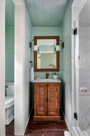 Een douche, designer toiletartikelen, een haardroger, badjassen