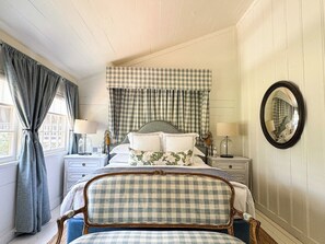 Frette Italian sheets, premium bedding, pillow-top beds, minibar - Hotel Lulu (Round Top)