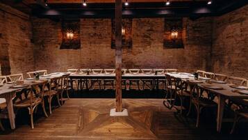Breakfast, lunch, dinner served; Italian cuisine, alfresco dining