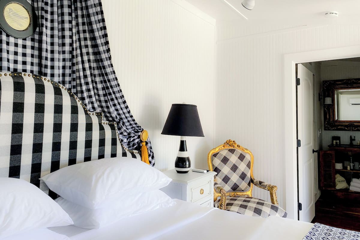 1 bedroom, Frette Italian sheets, premium bedding, minibar