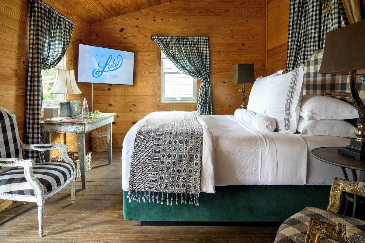 Comfort Studio, Pool View | Frette Italian sheets, premium bedding, pillowtop beds, minibar
